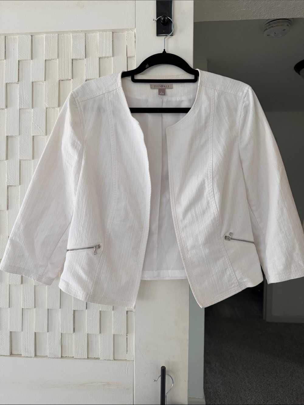 Roz & Ali White Collarless Zip-Pocket Blazer